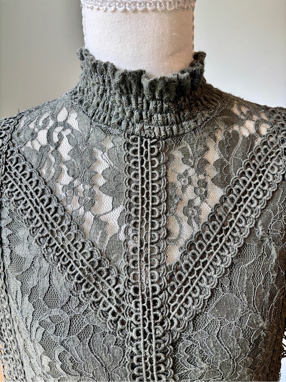 Cable & Gauge Moss Green Lace Mock Neck Camisole Tank Top - Picture 3 of 6